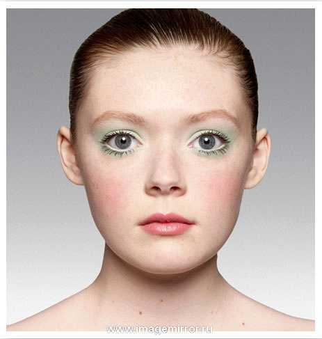 У рыжеволосых девушек (Ирландия, Шотландия, Скандинавия) кожа очень светлая, светящаяся изнутри, буквально прозрачная. Очень важно сохранить эту прозрачность. Вместо тонального крема используйте тонирующий гель (всего 5% красящего пигмента). Оживите цвет лица кремовыми или гелевыми румянами (можно использовать обычную помаду нужного оттенка) — их легче растушевать, получается очень естественный эффект. Глаза (обычно зеленые ил серые) подчеркните тенями того же цвета, но оттенком светлее — усилите глубину и выразительность взгляда.
