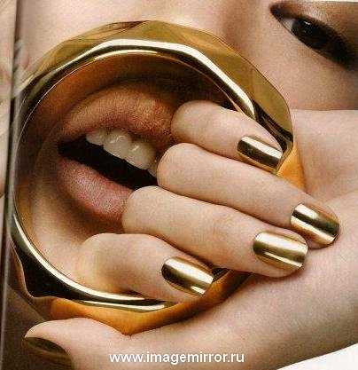 Золотые ногти - идеальный маникюр для вечеринки
